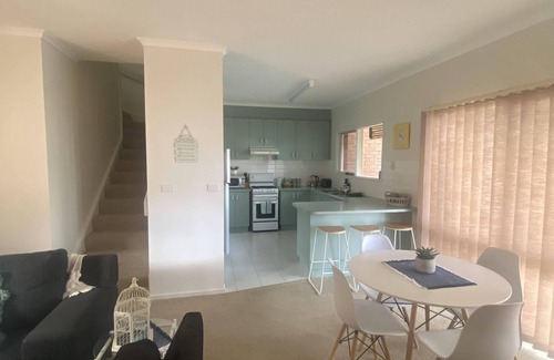 Kensington Casa | Kensington 3BR Townhouse 10min walk Flemington Racetrack & 15min MelbShowground