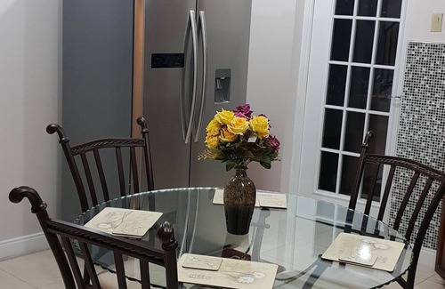 Eden Gardens Apartamento | Kensington Oasis 2b / 3bth- New Kingston (seguridad las 24 horas, wifi gratuito, agua caliente)