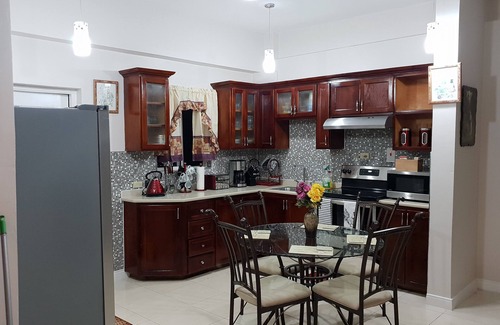 Eden Gardens Apartamento | Kensington Oasis 2b / 3bth- New Kingston (seguridad las 24 horas, wifi gratuito, agua caliente)