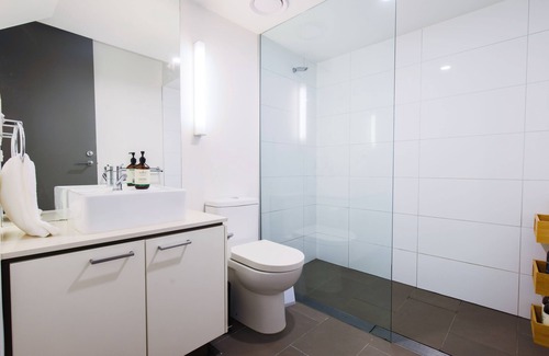 Kensington Apartamento | Kensington petite apartment w/direct street access
