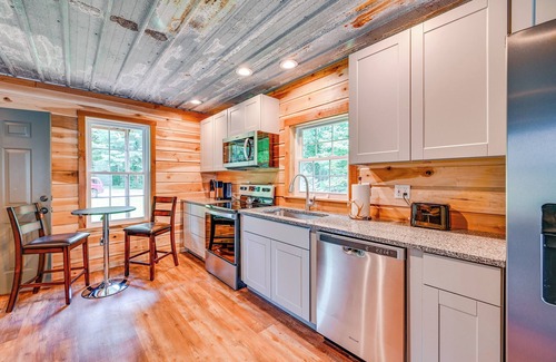 Hadley Apartamento | Kentucky Cabin Retreat w/ Covered Porch & Views