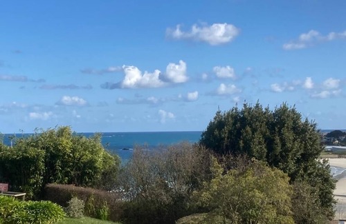 Trevou-Treguignec Casa | "Keramuze: comfortable sea-view gîte with terrace and small garden. Beach 200m away