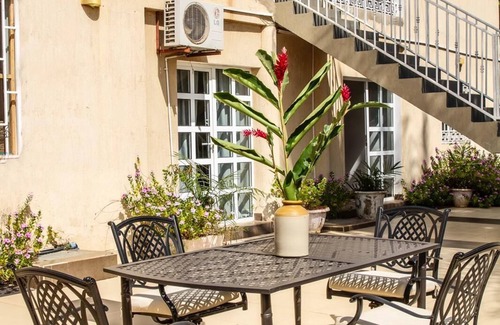 Serrekunda Apartamento | Kerr Ayo's One Bedroom Apartment, 5 minutes Away from Senegambia Beaches.