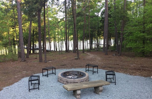 Merifield Acres Cabina | Kerr Lake Log Cabin en Calm Cove con suave pendiente al agua, cerca de Sandy Beach