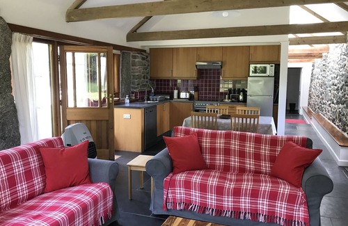 St Wenn Casa | Kerriers Barn, Natural, Peaceful, Private hot tub, Mid Cornwall