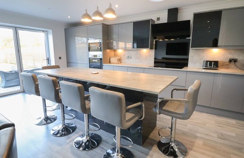Llanasa Cabaña | KERRY COTTAGE, pet friendly, country holiday cottage in Talacre