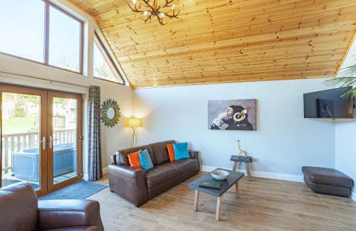Newton Stewart Casa | Kestrel Lodge 7 with Hot Tub