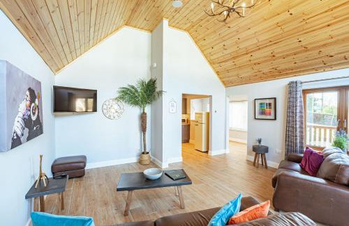 Newton Stewart Casa | Kestrel Lodge 7 with Hot Tub