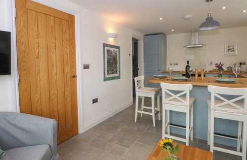 Shocklach Cabaña | KESTREL, romantic, character holiday cottage in Tilston