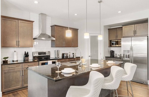 Southwest Edmonton Casa | Keswick Luxury Home King Bed 2 Living Rooms