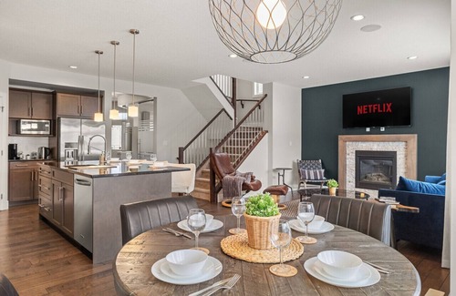 Southwest Edmonton Casa | Keswick Luxury Home King Bed 2 Living Rooms