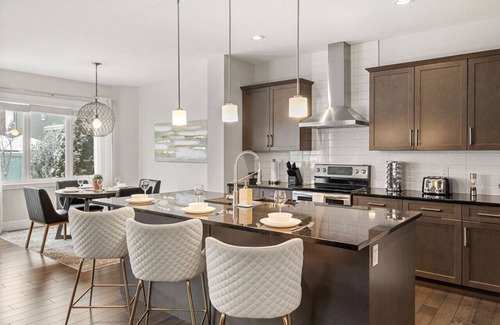 Southwest Edmonton Casa | Keswick Luxury Home King Bed 2 Living Rooms