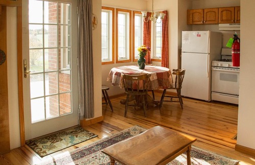 Geneva Casa | Keuka Cottage: "Relaxing Pet Friendly Getaway Overlooking Seneca Lake!"