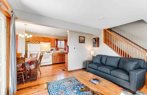 Geneva Casa | Keuka Cottage: "Relaxing Pet Friendly Getaway Overlooking Seneca Lake!"