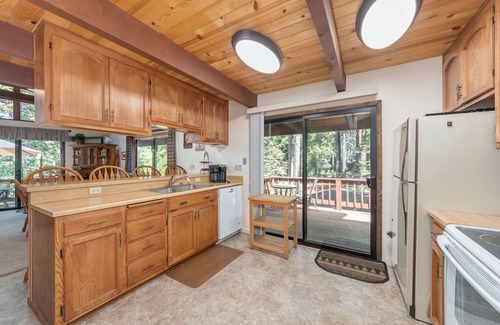 Dorrington Cabina | Chalet clásico en Big Trees Village - Mesa de billar, admite mascotas