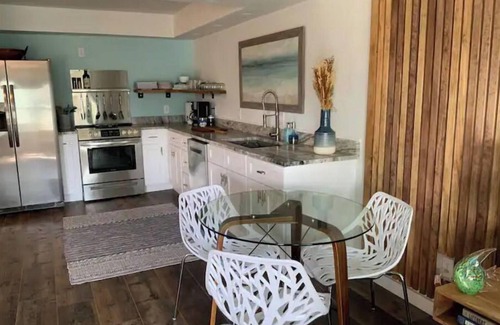 Harbor Oaks Condominio | Key Allegro charmer! Surrounded by Water!