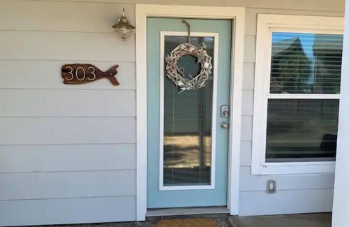 Harbor Oaks Condominio | Key Allegro charmer! Surrounded by Water!