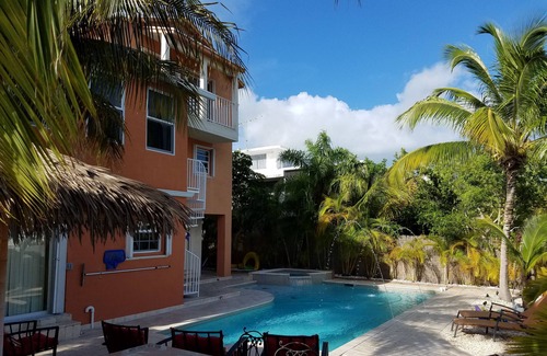 Ocean Isle Estates Casa | Key Largo - 5 cama 5 baño, Piscina, Jacuzzi, Océano Abierto, Cocina al aire libre, Tiki Hut.