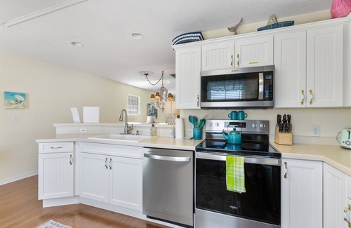 Cedar Key Casa | Key Lime Cottage! Golf Cart Inc. Summer Special!