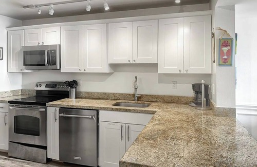 White St. Gallery Condominio | Key West Condo 2B/2B with Pool & Boat FREE Slip