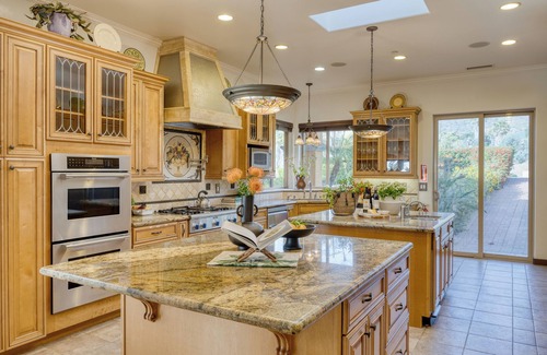 Valley Center Casa | Keys Creek & Casita - AvantStay | Sleeps 30 | Vineyard, Pool, Theater, Views