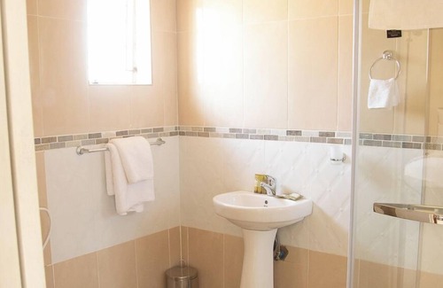 Kwekwe Cabina | Khayalethu Garden Lodges