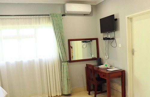 Kwekwe Cabina | Khayalethu Garden Lodges