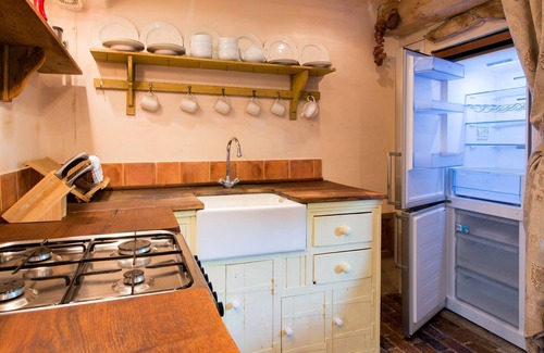 Sudbury Cabaña | Orchard Cottage cosy rustic comfort, just across the fields to a great Pub
