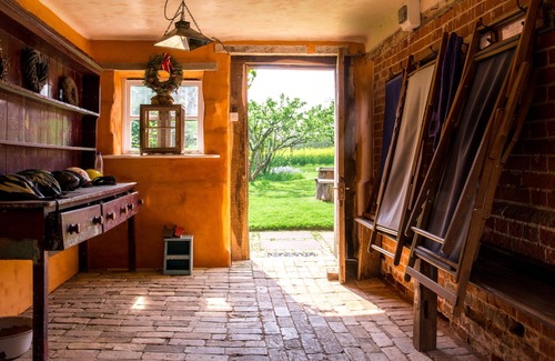 Sudbury Cabaña | Orchard Cottage cosy rustic comfort, just across the fields to a great Pub