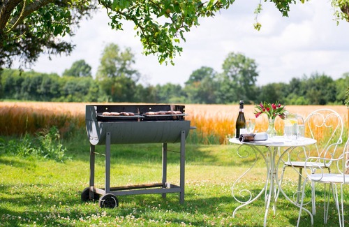 Sudbury Cabaña | Orchard Cottage cosy rustic comfort, just across the fields to a great Pub