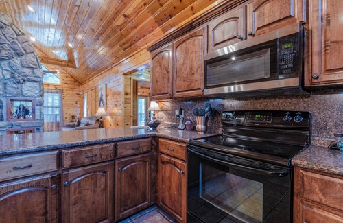 Broken Bow Cabina | Kickapoo Pines is a large, luxurious 4 bedroom, 3 ½ bath cabin near Beavers Bend State Park, Broken Bow Lake, and all the fun activities in the Hochatown area.