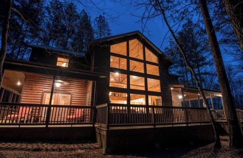 Broken Bow Cabina | Kickapoo Pines is a large, luxurious 4 bedroom, 3 ½ bath cabin near Beavers Bend State Park, Broken Bow Lake, and all the fun activities in the Hochatown area.