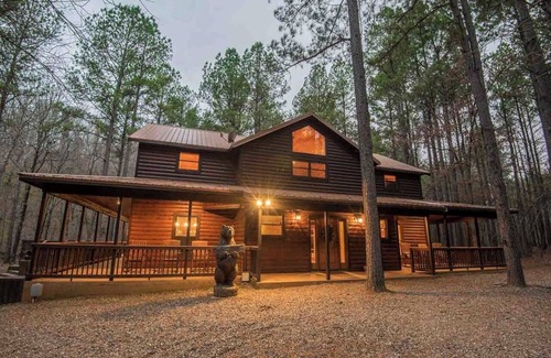 Broken Bow Cabina | Kickapoo Pines is a large, luxurious 4 bedroom, 3 ½ bath cabin near Beavers Bend State Park, Broken Bow Lake, and all the fun activities in the Hochatown area.