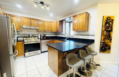 West Edmonton Casa | Kid's Paradise 4BR Home |Near West Edmonton Mall|AntonyHenday|A/C| Kingbed|Cribs
