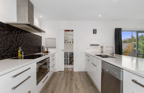 Ruakaka Cabaña | Kihi Retreat - Ruakaka Holiday Home