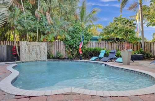 Wilton Manors Casa | Kiki Grand Suite - Men's Clothing optional Guest Houses