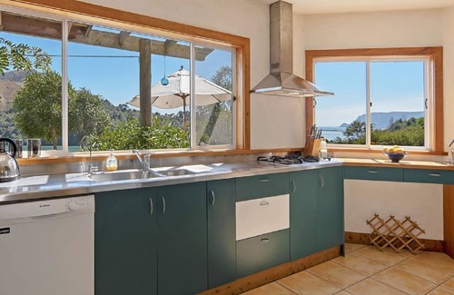 Nelson Region Casa | Kikorangi Retreat "Delaware Bay Nelson Holiday Home"