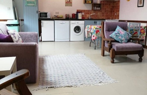 Killarney Cabaña | Killarney Saoirse Cottage Sleeps 2 & pet Friendly