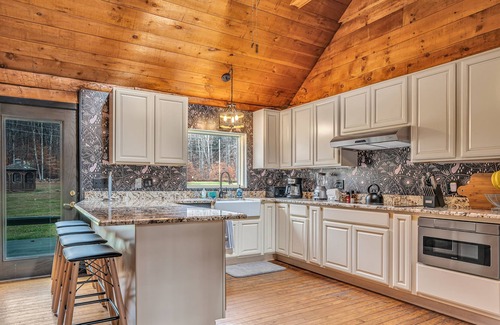 East Haven  Rutland County Cabina | Killington Cabin with Hot Tub and Ultimate Game Room