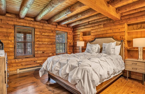 East Haven  Rutland County Cabina | Killington Cabin with Hot Tub and Ultimate Game Room