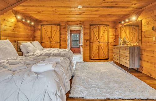 East Haven  Rutland County Cabina | Killington Cabin with Hot Tub and Ultimate Game Room