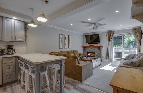 Killington Condominio | Killington Condominio con 3 televisores de pantalla plana, piscina y tenis!