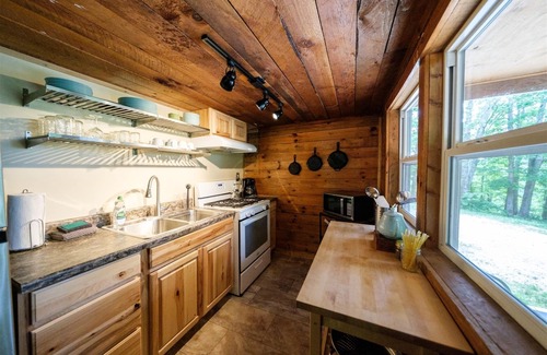 Stanton Casa | Kim's Retreat: 3-BR Cabin w/ Hot Tub near Natural Bridge & Red River Gorge