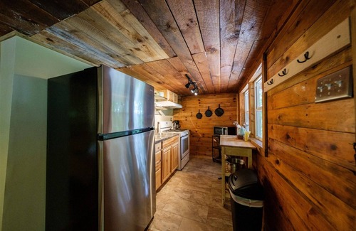 Stanton Casa | Kim's Retreat: 3-BR Cabin w/ Hot Tub near Natural Bridge & Red River Gorge