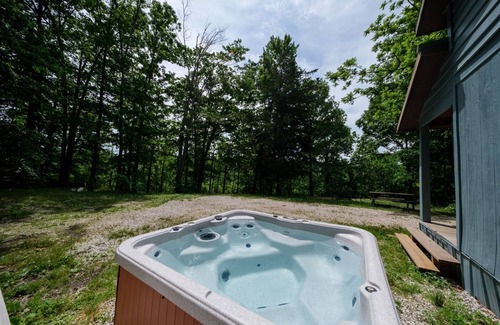 Stanton Casa | Kim's Retreat: 3-BR Cabin w/ Hot Tub near Natural Bridge & Red River Gorge