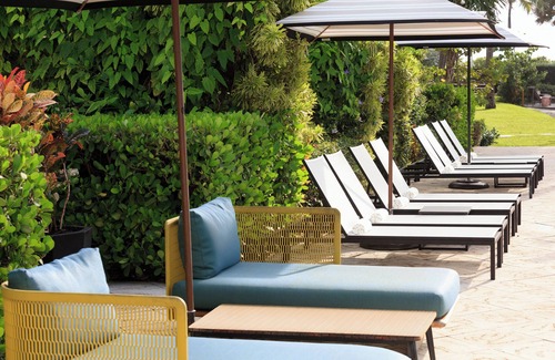 City Center Hotel | Kimpton Surfcomber Hotel by IHG