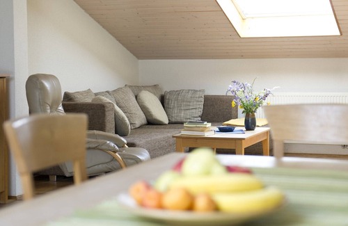 Hofheim in Unterfranken Apartamento | Granja orgánica amigable para los niños con tienda de la granja, muchos animales (ático)