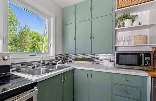Sylvan Lake Casa | Kinepik Cottage Sunroom with Beach Access