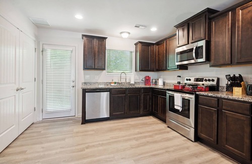 Southwest Raleigh Casa | King 3BR Townhouse Mins to Cary NC State
