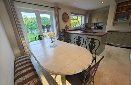 South Cadbury Casa | King Arthur’s Rest: Charming Eco Home, Garden & Hot Tub. Sleeps 10. Pet friendly
